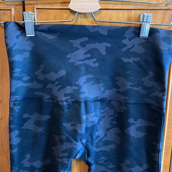 SPANX Camo Print High Waisted Seamless Knit Look At Me Now Leggings Size 1X - Picture 2 of 5